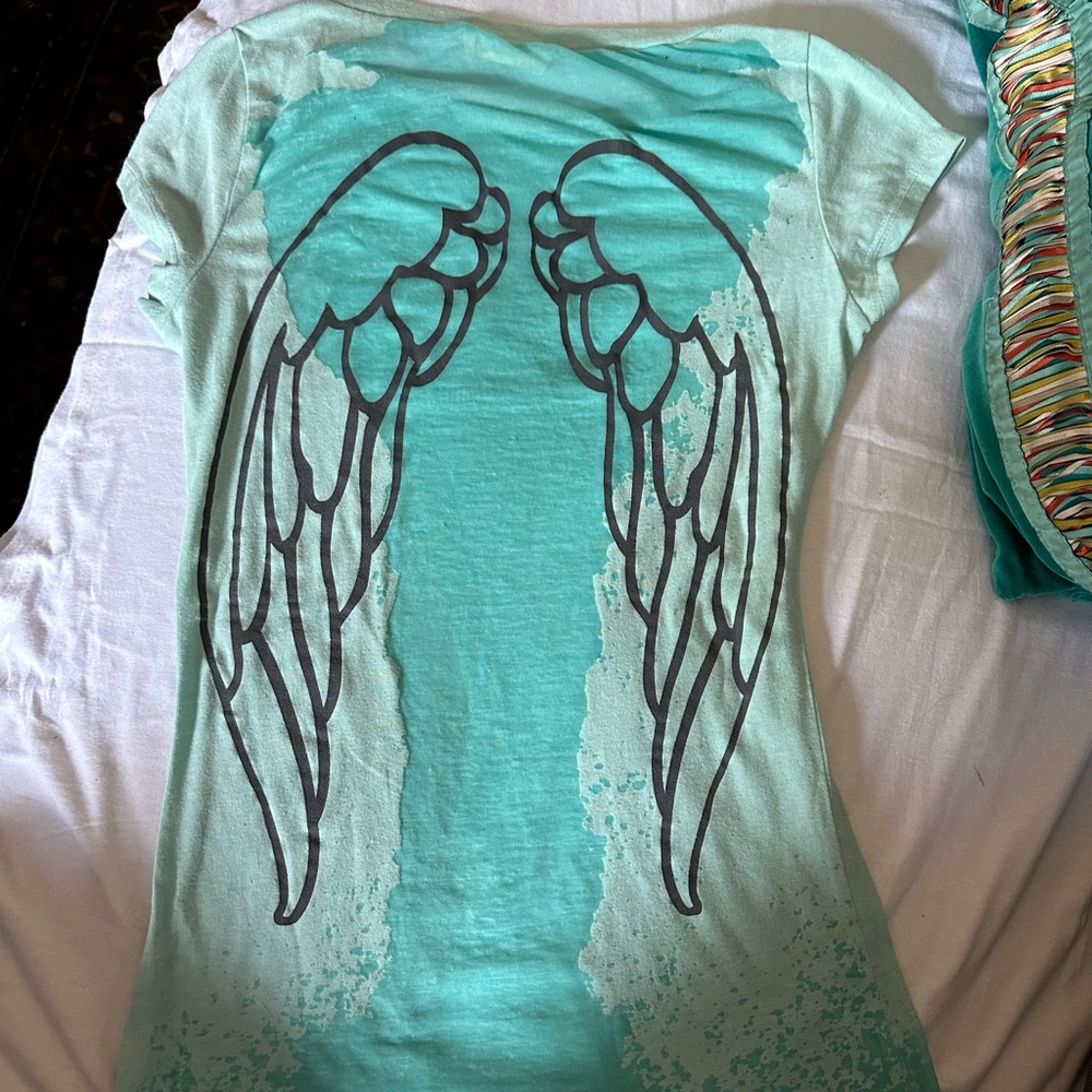 angel wing tee size small